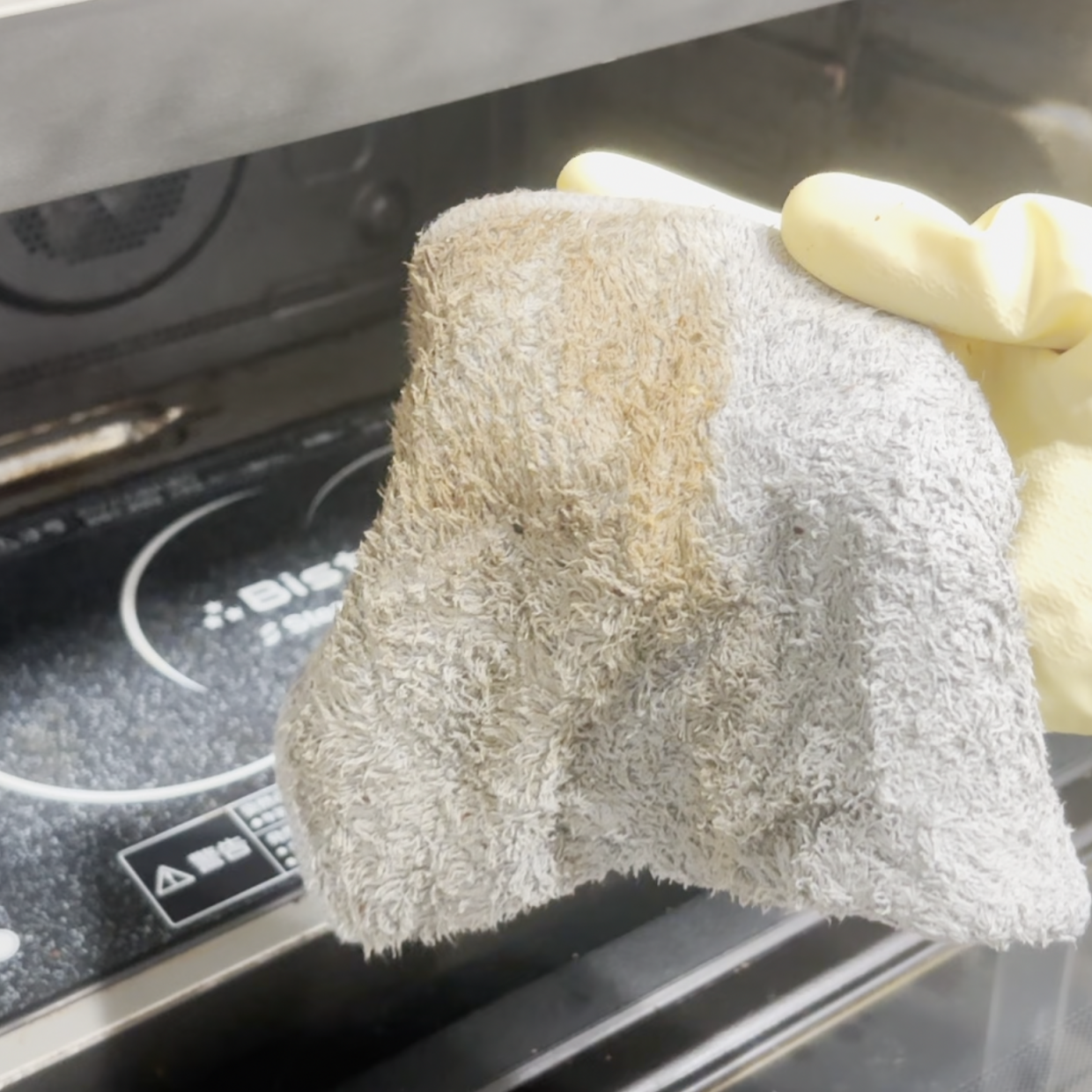  「オーブンレンジ」に“こびりついた油汚れ”がみるみる落ちる掃除術「蒸気の力すごい！」「ラクに衛生的」 