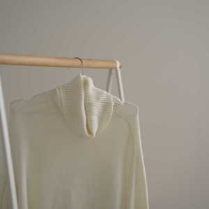 手洗い不要！冬に活躍する「ニット」の寿命を延ばす“ふんわり洗濯術”「縮まない」「ハンガー干しNG」