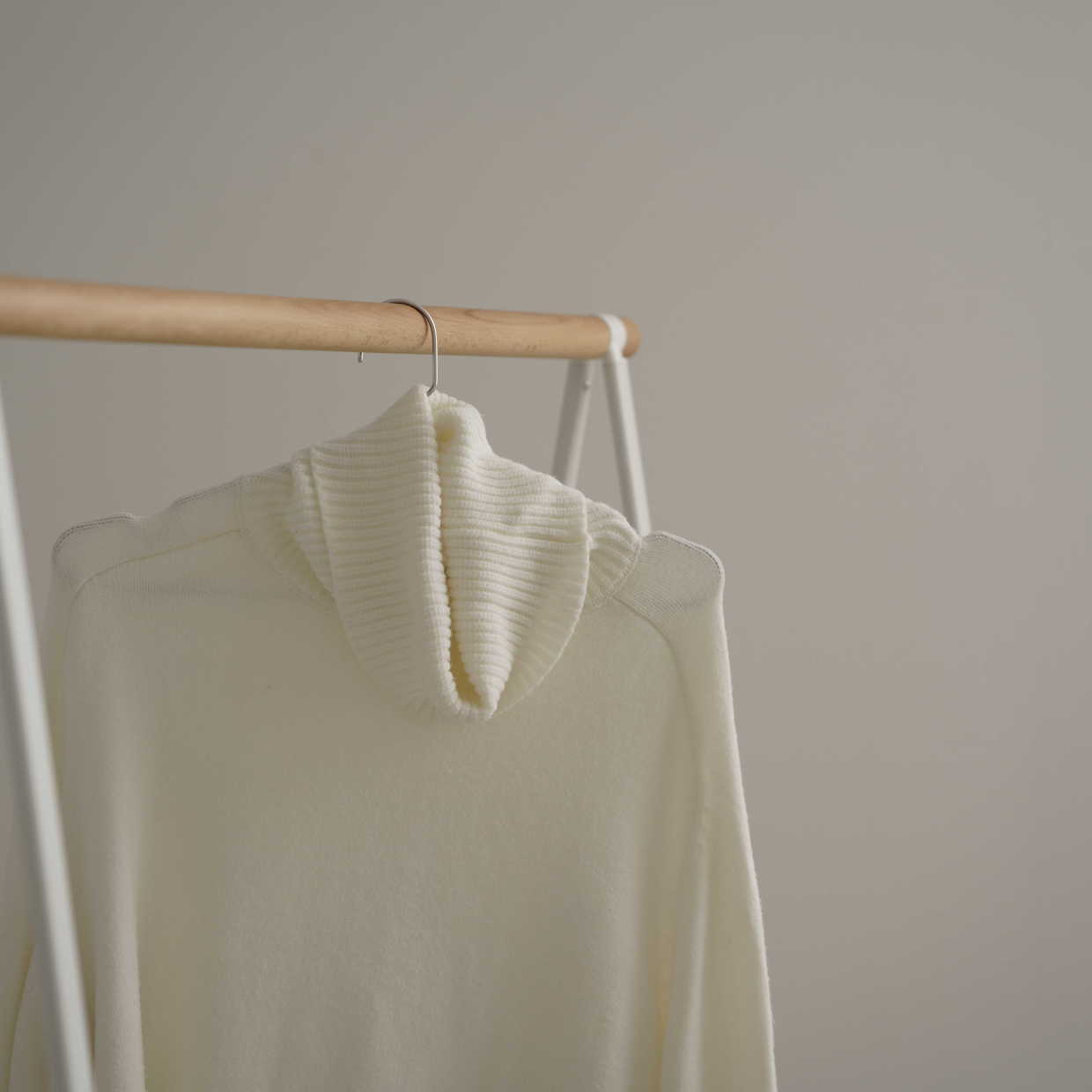  手洗い不要！冬に活躍する「ニット」の寿命を延ばす“ふんわり洗濯術”「縮まない」「ハンガー干しNG」 