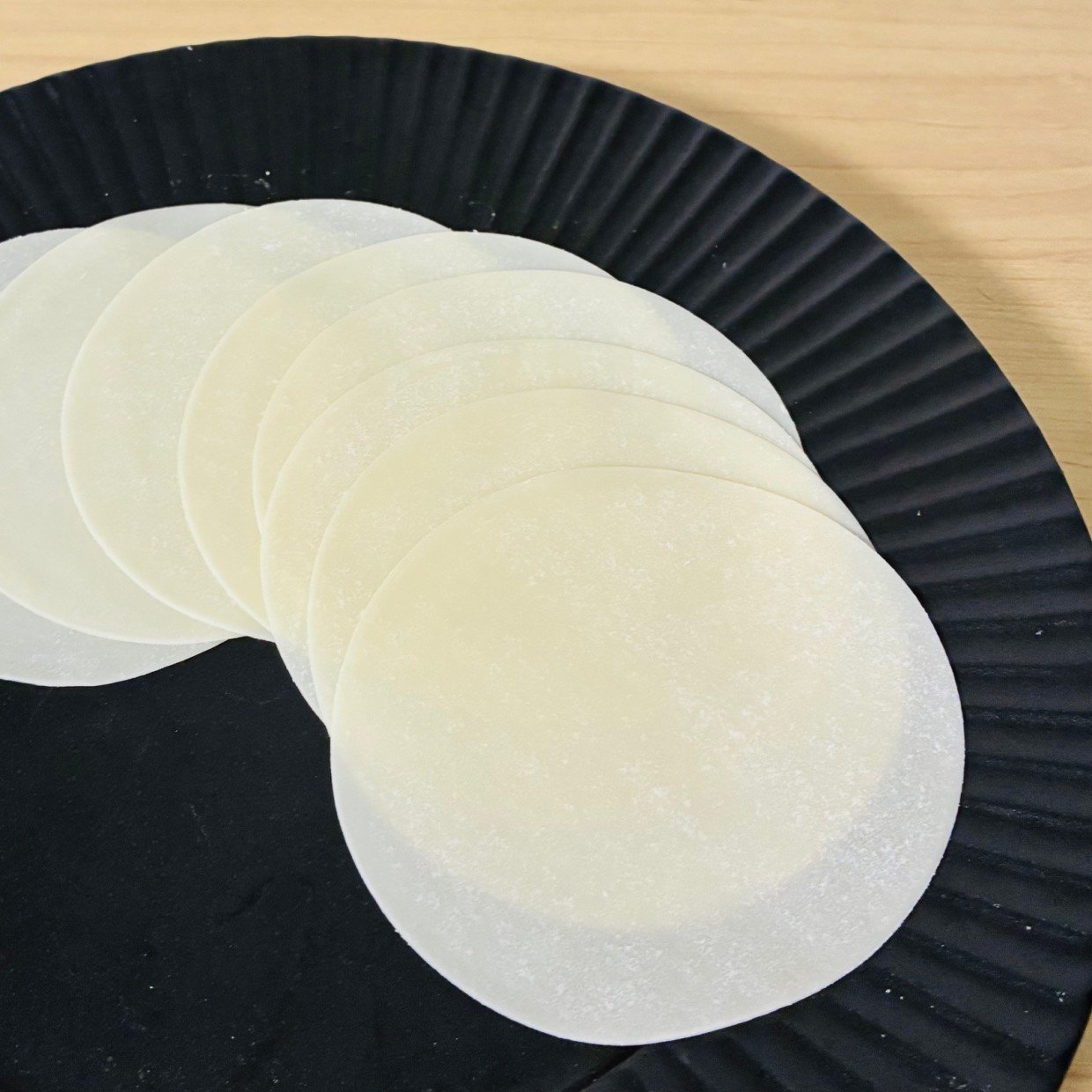  「すごい」「絶対作りたい」「おいしそう」材料は余った「餃子の皮」と塩だけ！完成したものに思わず拍手！ 