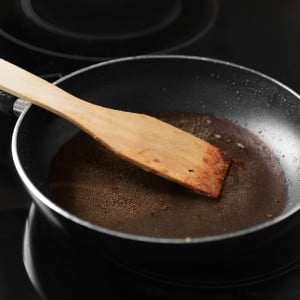 なぜか食材がこびりつく…。「フライパン」の寿命が縮む“NG習慣”4つ「想像してたよりデリケート」