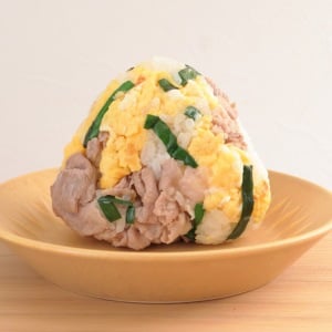 朝、「おにぎり」に入れると“たんぱく質量がアップする”栄養満点食材とは？「1個で大満足！」