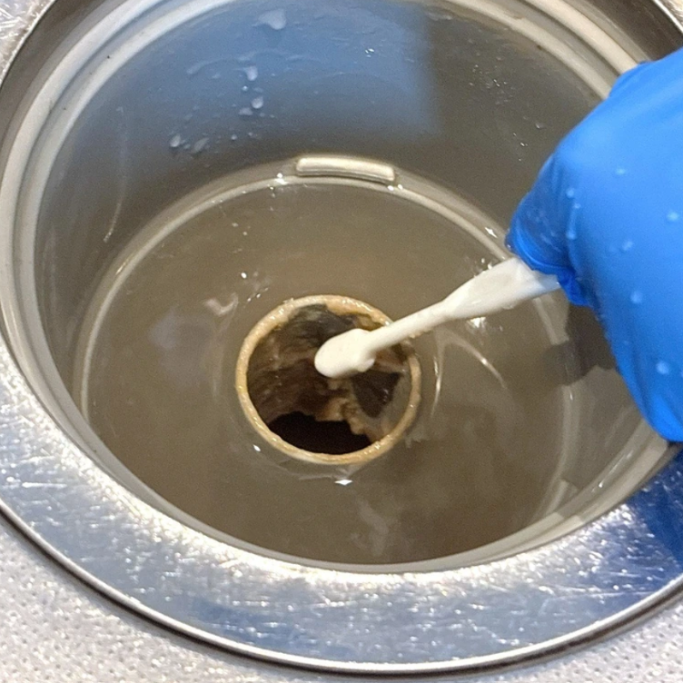  覗くとすごい…。「キッチンの排水口」の“頑固なヘドロ汚れ”をスルスル落とす掃除術「悪臭もスッキリ！」 
