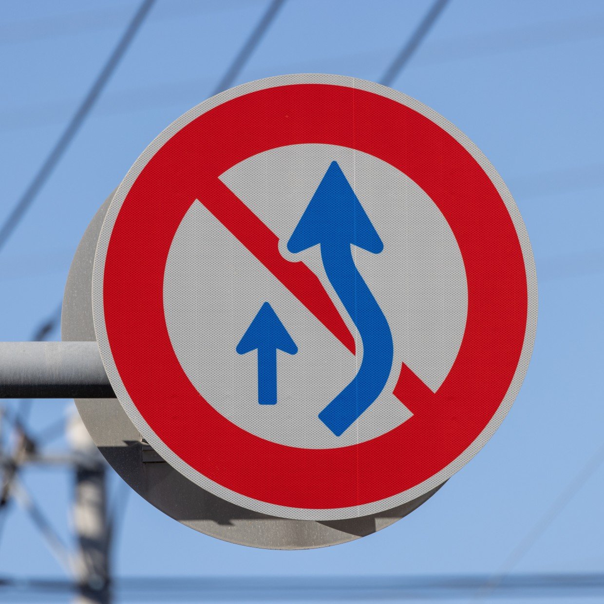  「追越し禁止」と思ってない？似ているけど意味が違う「道路標識」の落とし穴 