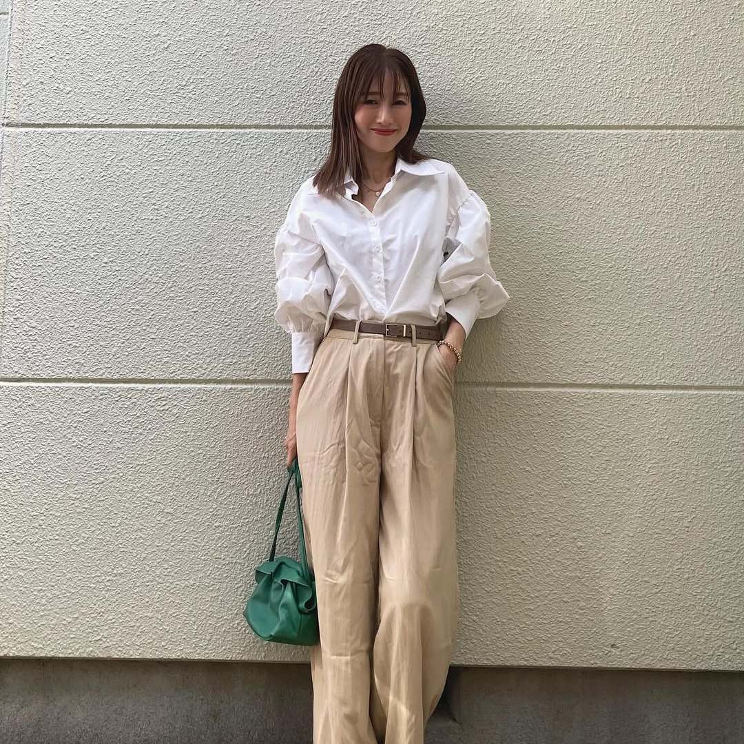  おしゃれさんをお手本に！「白×ベージュ」でつくる、秋の好印象スタイル「すぐにマネできる」 