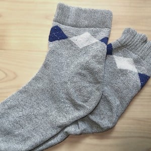 捨てるはずの「穴あき靴下」が“足以外で活躍する”意外な使い道「寒い季節にいい」「考えた人すごい!」
