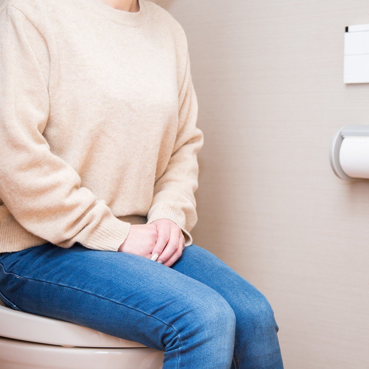  もう恥ずかしくない！“音消し機なしで”トイレ中の音をカバーするアイデア3つ「出先でも安心」「使える」 