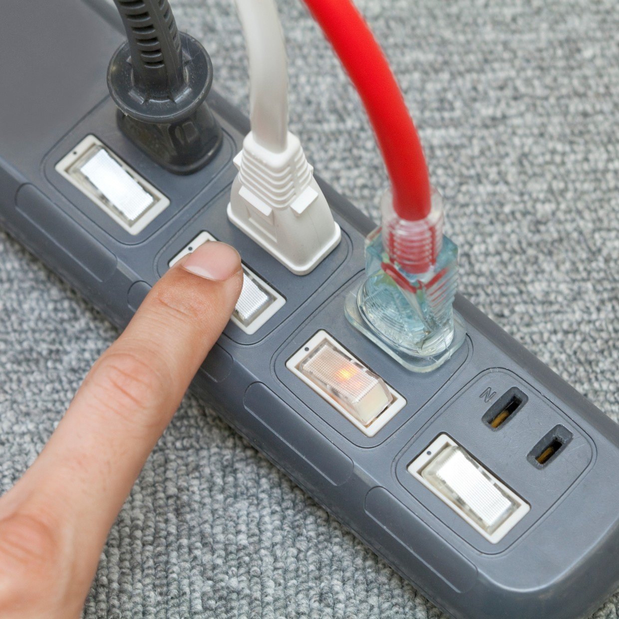  知らなかった。「節電タップ」の“あぶない使い方3つ”「ちゃんと確認してなかった」「火災の原因にも…」 