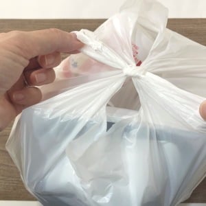 パンパンな「ゴミ袋」も“一瞬でギュッ”と結べる簡単テク「手が汚れない！」「ほどけにくい！」