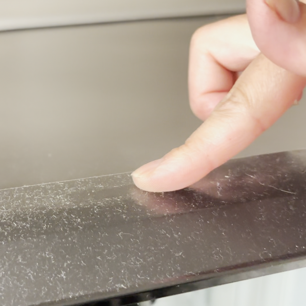  ゴシゴシ不要！「冷蔵庫の上」の“ホコリとベタベタ油”をスルッと落とす掃除テク「気持ちいい」「清潔！」 