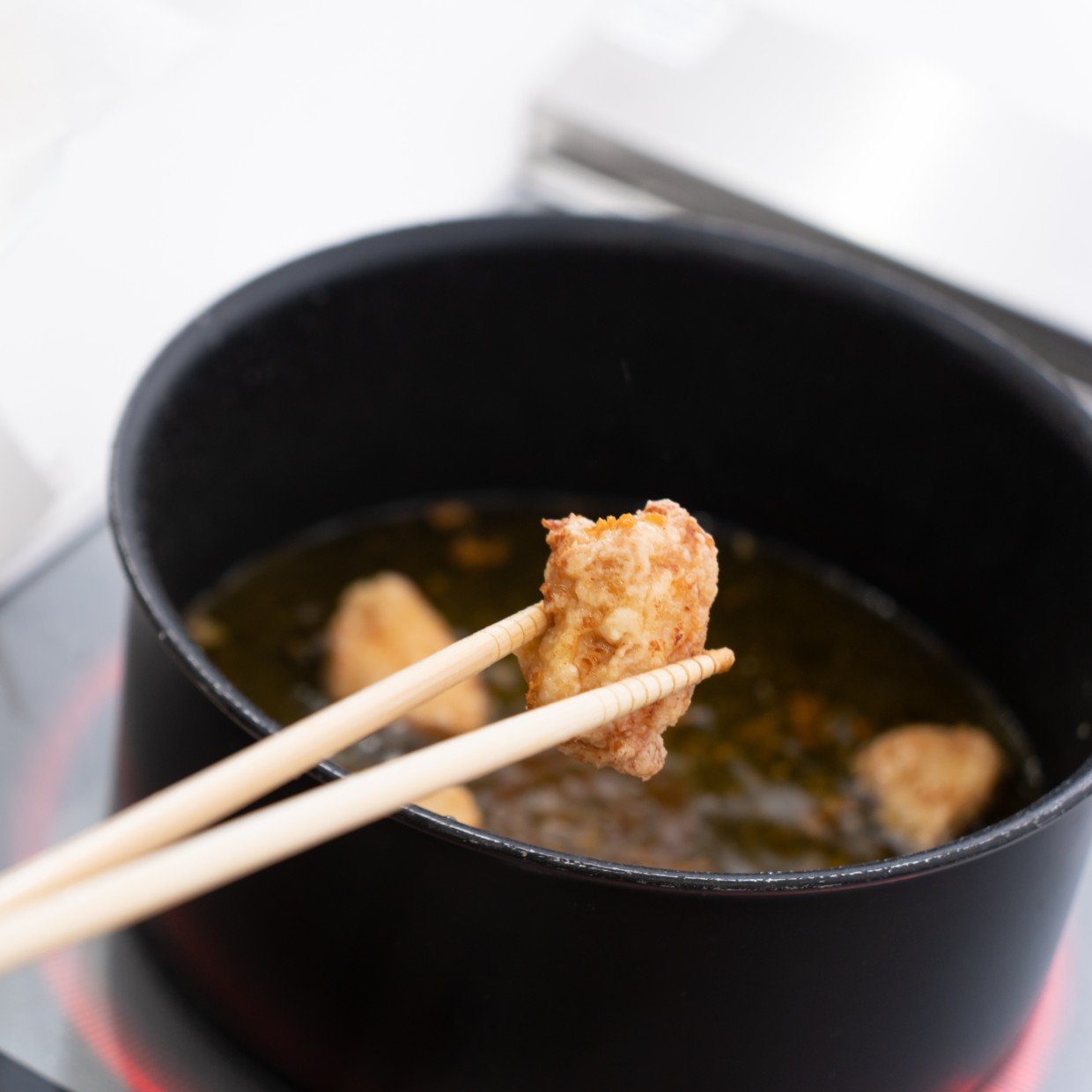 じつはあぶない!やけどや火災を招く「揚げ物のNG習慣」3つ「気を付ける」「味も落ちるんだ…」