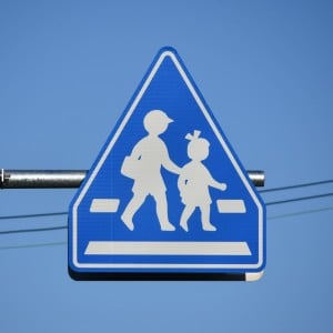 「スクールゾーン」だと思ってない？似ているけど全く意味が違う「道路標識」の落とし穴