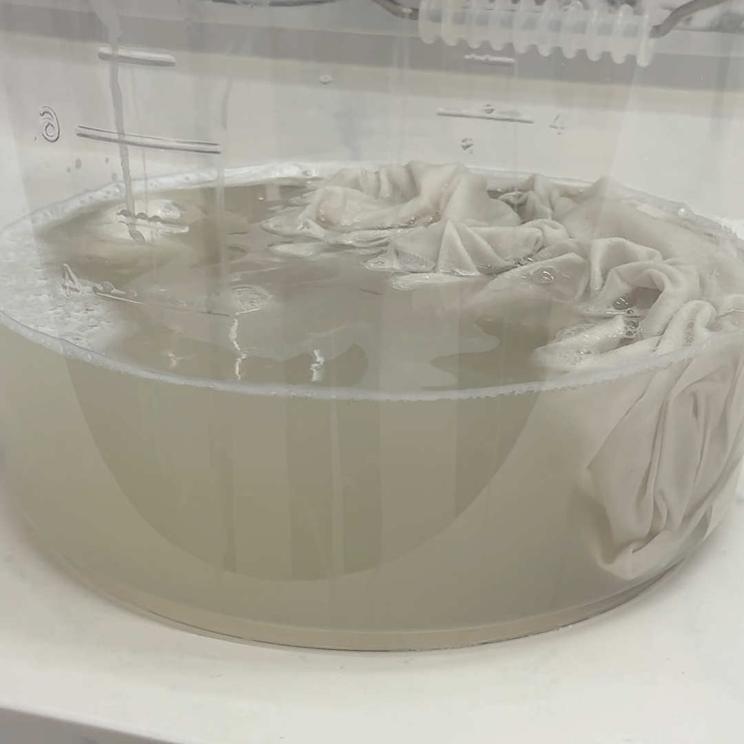  くすんだ“枕カバーやタオル”の「10年ものの黄ばみ・加齢臭」が落ちる“つけ置き洗濯術”「驚きの復活」 