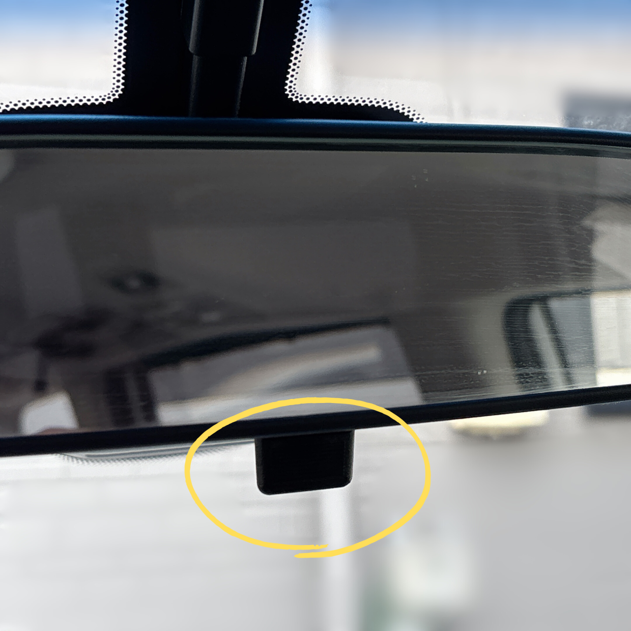  知らなかった。車のルームミラー下の“謎のフック”の正体 