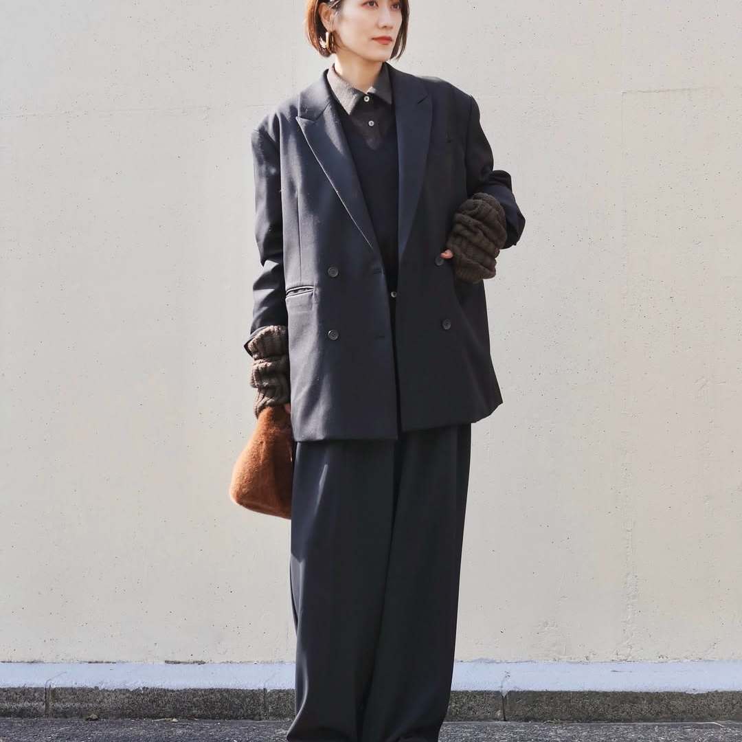  「いつも同じ格好になっちゃう…」インナーで全然違う！大人の秋を楽しむセットアップコーデ 