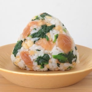 いつもの「梅おにぎり」に入れると“鉄分が摂れる”保存が便利な食材とは？「おかず要らず」「栄養も抜群」