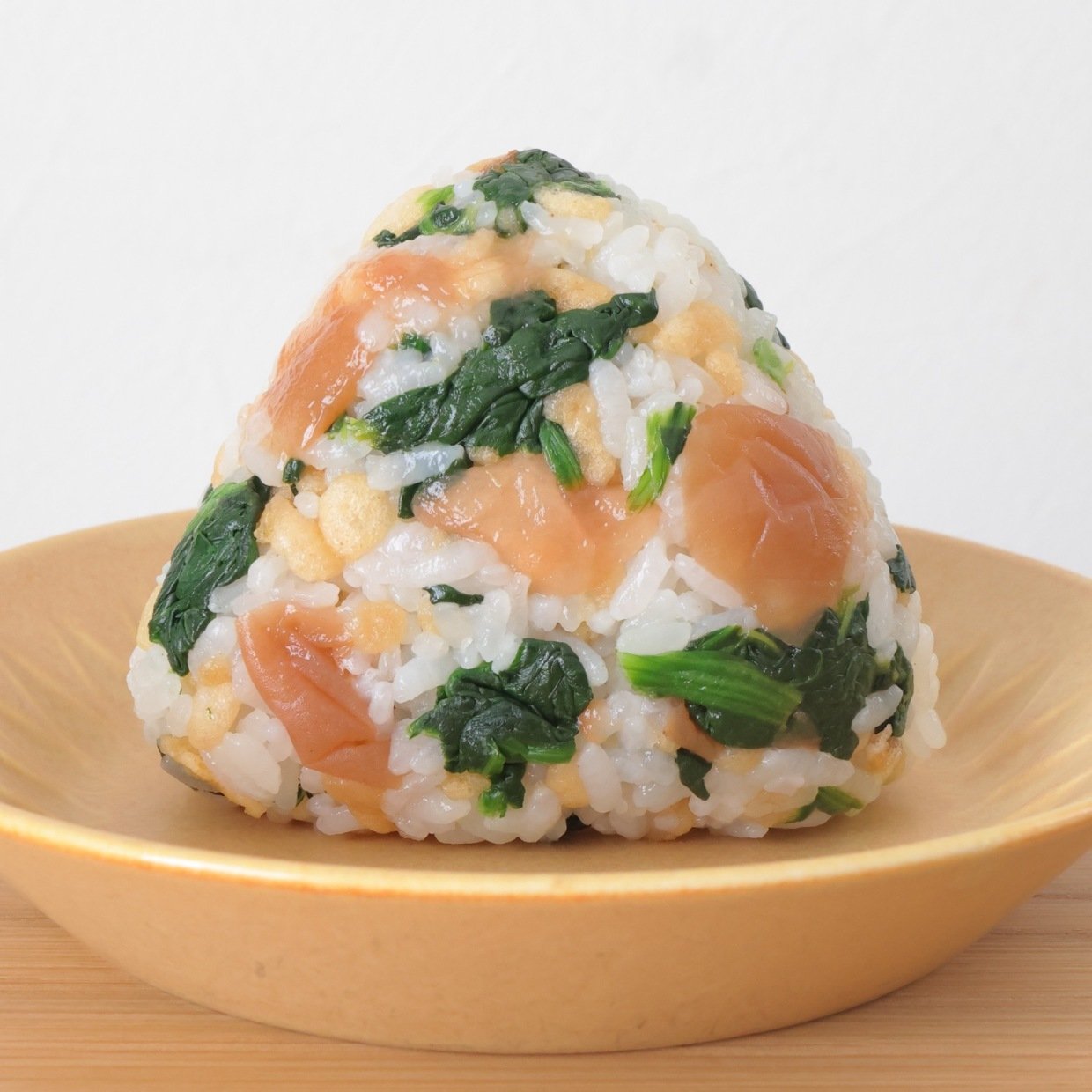  いつもの「梅おにぎり」に入れると“鉄分が摂れる”保存が便利な食材とは？「おかず要らず」「栄養も抜群」 
