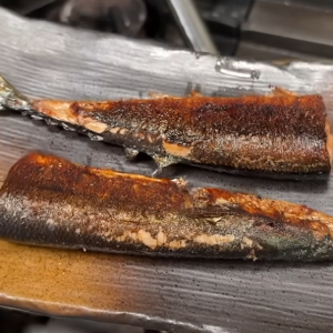 もう失敗しない!外はパリッ、中はふっくら香ばしい「サンマ」をフライパンで焼くコツ【プロ直伝】