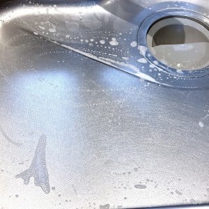 スポンジは不要!定番クリーナーと組み合わせると「キッチンシンク」がピカピカになる“簡単掃除テク”