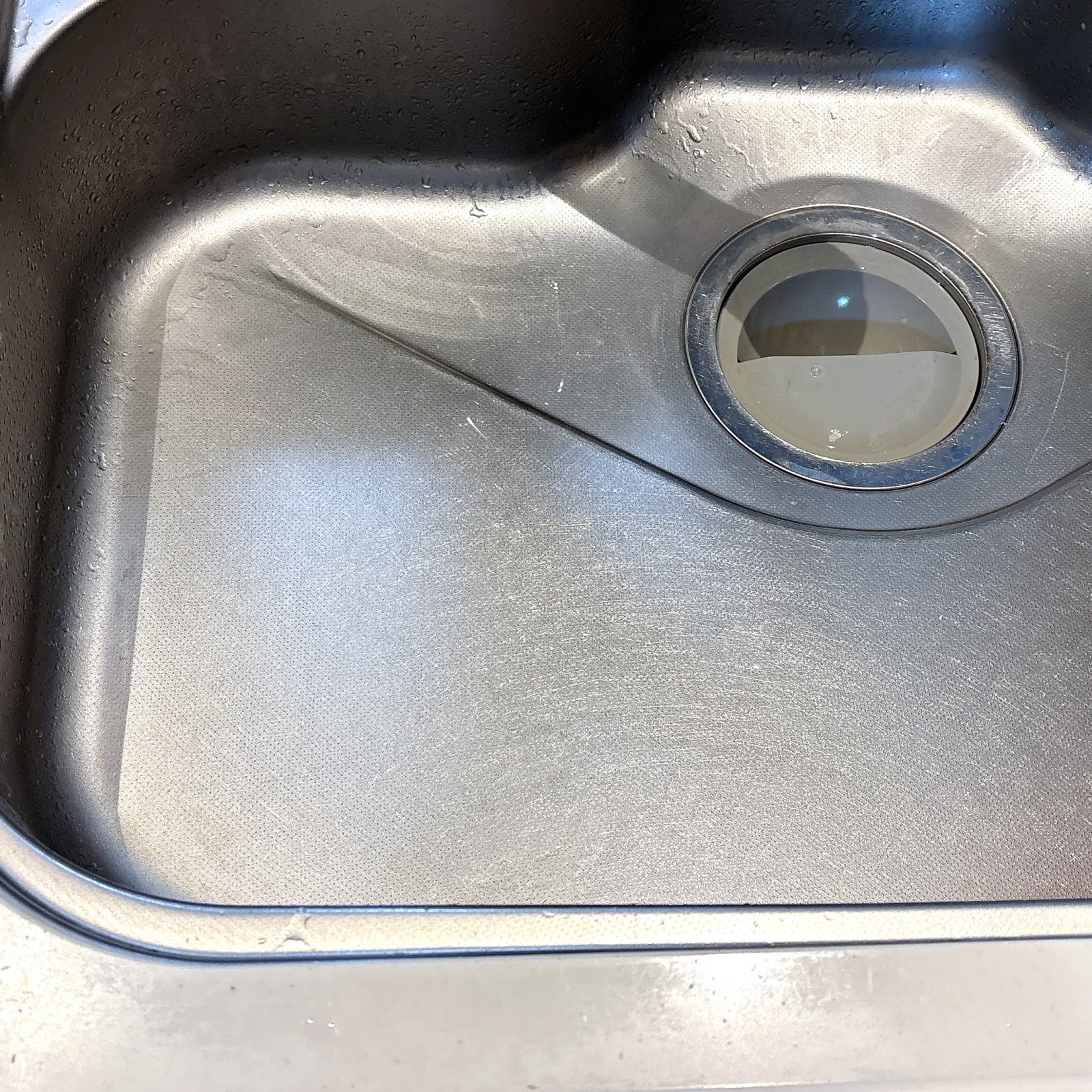スポンジは不要！定番クリーナーと組み合わせると「キッチンシンク」がピカピカになる“簡単掃除テク”