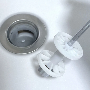 たった5分!「洗面台の排水口」の“ヘドロと悪臭”を一掃する掃除術「すぐやる」「見違えるほどピカピカ」