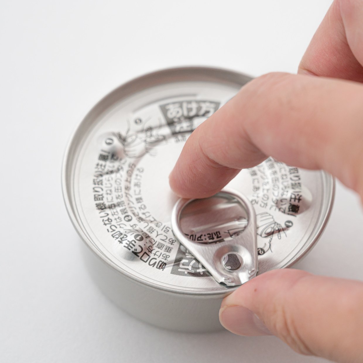  もう爪を傷めない！「ツナ缶」を“驚くほどラクに開ける”意外なもの「簡単！」「助かる」 