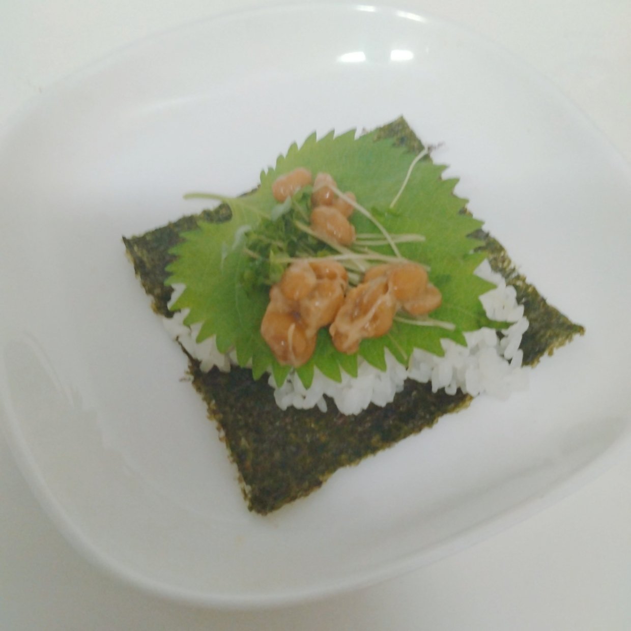 手も食器も汚さない!「納豆巻き」の目からウロコの作り方「感動!」「早く教えて」「にゅるっと出てくる」