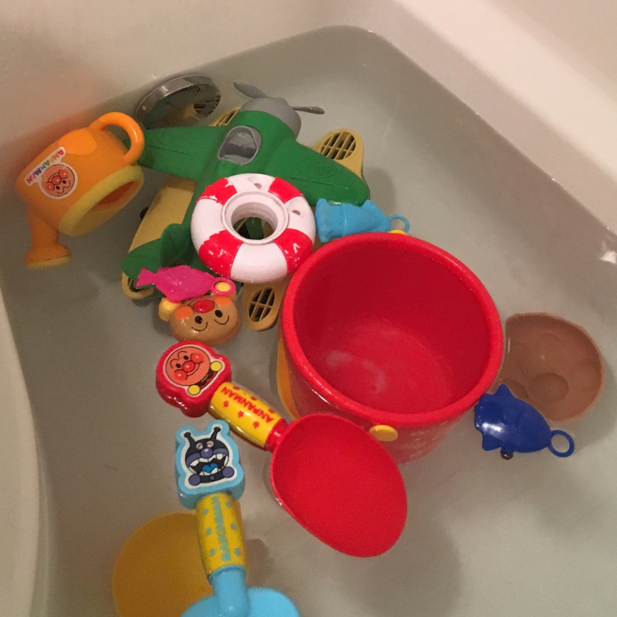  残り湯で簡単お手入れ！気になるお風呂のおもちゃの汚れは○○を使うと取れやすくなる！ 