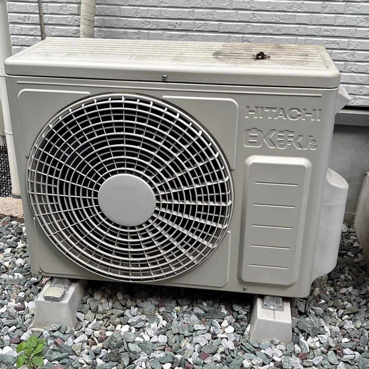  「エアコン室外機」の"自分でできる"簡単セルフお手入れ方法「想像以上の汚れ」「もっと寒くなる前に」 