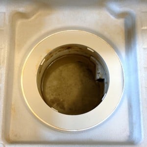 覗くとヘドロがごっそり…。「お風呂場の排水口」がピカピカになる“意外なアイテム”「隅々までケア」