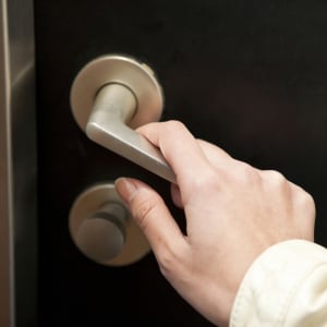 知らなかった。乾燥する季節…ビリっと痛い“静電気”を防ぐ意外な方法「誰でもできる」「家族に教えたい」