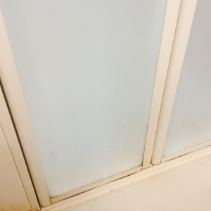 もうこすらない！お風呂ドアの“すりガラス”の掃除術「ピタっと馴染ませる」「くすみも黒ずみもすっきり」