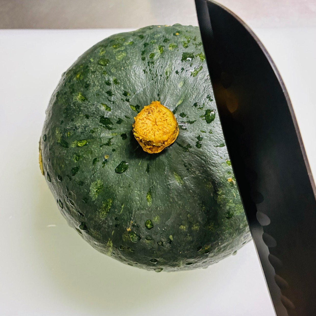  硬くて大変な丸ごと「かぼちゃ」のカットをラクにする方法「もう怖くない」「もっと早く知りたかった！」 