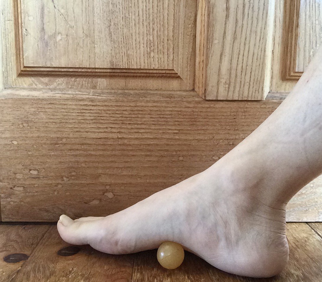 スーパーボールで足裏マッサージ