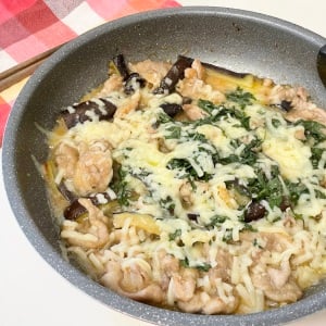 忙しい平日の夜を助ける!ナスを使った“ワンパンおかず”のつくりかた「ご飯が進む」「後片付けもラク!」