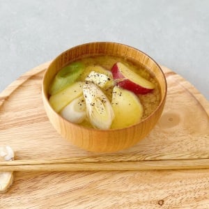 「味噌汁」にいれると腸がよろこぶ。食物繊維やビタミンCがたっぷりの旬な食材とは？【睡眠の質が上がる】