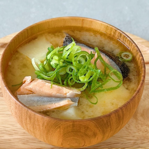 朝、みそ汁にいれると肌がよろこぶ“ビタミンC・アスタキサンチンを含む食材”とは？「さっそく入れる」