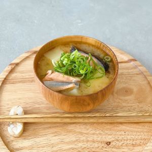 朝、みそ汁にいれると肌がよろこぶ“ビタミンC・アスタキサンチンを含む食材”とは？「さっそく入れる」