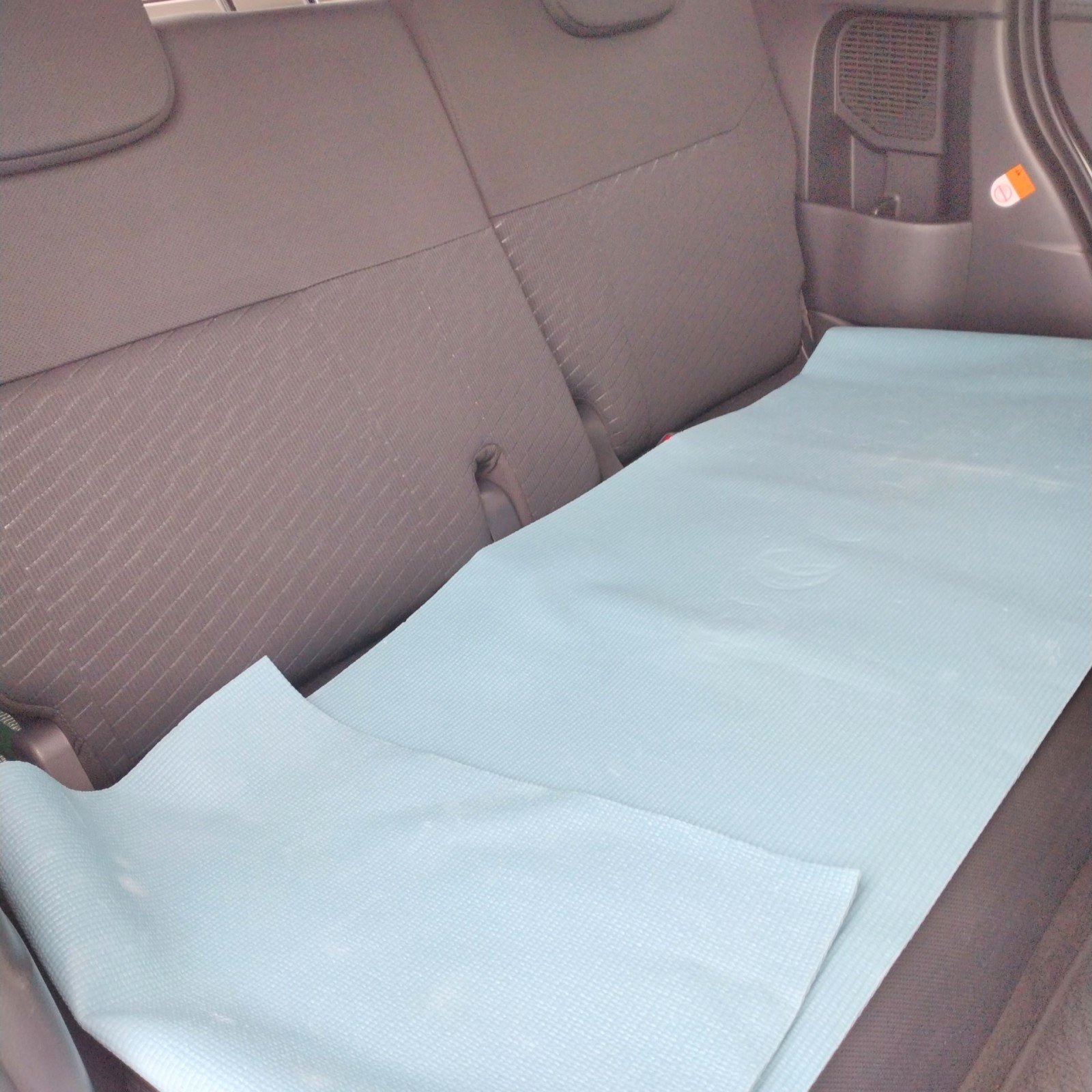 車内にひいたヨガマット。災害時に車中泊をする場合にも使える