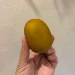 もう今までの剥き方に戻れない…。「キウイ」の皮を“スルッと剥く”ワザ「気持ちいい」「クセになる」