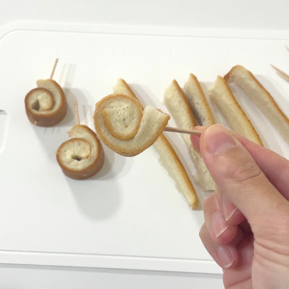  余った「食パンの耳」を“くるくる”巻いて焼くと…？「絶品スイーツに」「おやつに作る」「子どもが喜ぶ」 