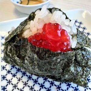 いつものおにぎりが変身!“塩の代わり”に使いたい意外な調味料「上品な味わい」「おいしさ倍増」「感動」