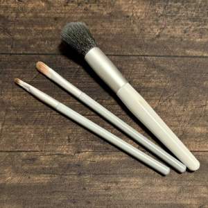 ポーチを汚さずに“メイクブラシ”を保管＆持ち運びするワザ「粉が散らばらない！」「すぐマネできる」