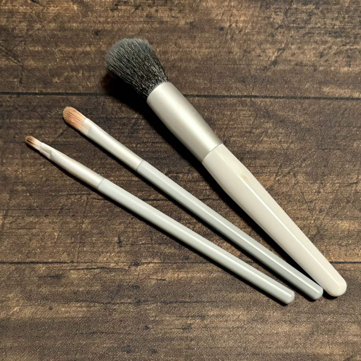  ポーチを汚さずに“メイクブラシ”を保管＆持ち運びするワザ「粉が散らばらない！」「すぐマネできる」 