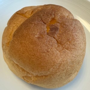 もうこぼさない! シュークリームが食べやすくなる“ひと工夫”「子どももできる」「簡単」「試したい」