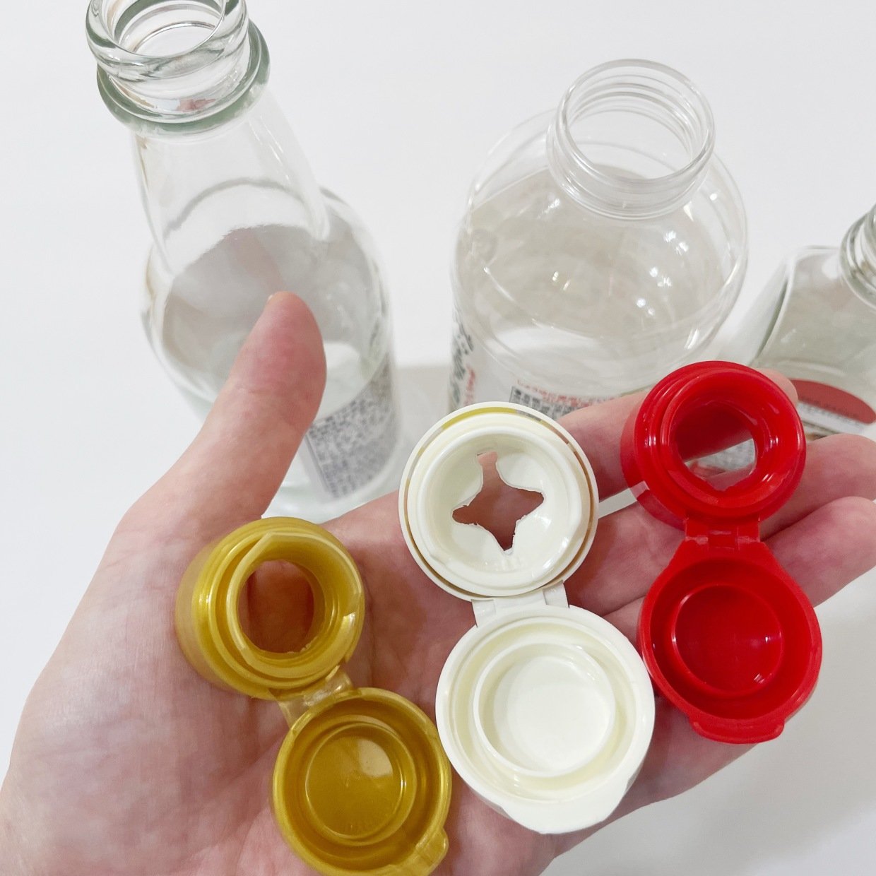  特別な道具は不要！「調味料ボトルのキャップ」を一瞬で外す“簡単裏ワザ”「ゴミ分別がラクになる」 