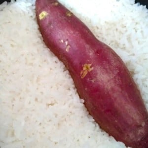 食物繊維が豊富な「さつまいも」を炊飯器に丸ごと入れると？「包丁はほぼ不要」「おかわり必須！秋レシピ」