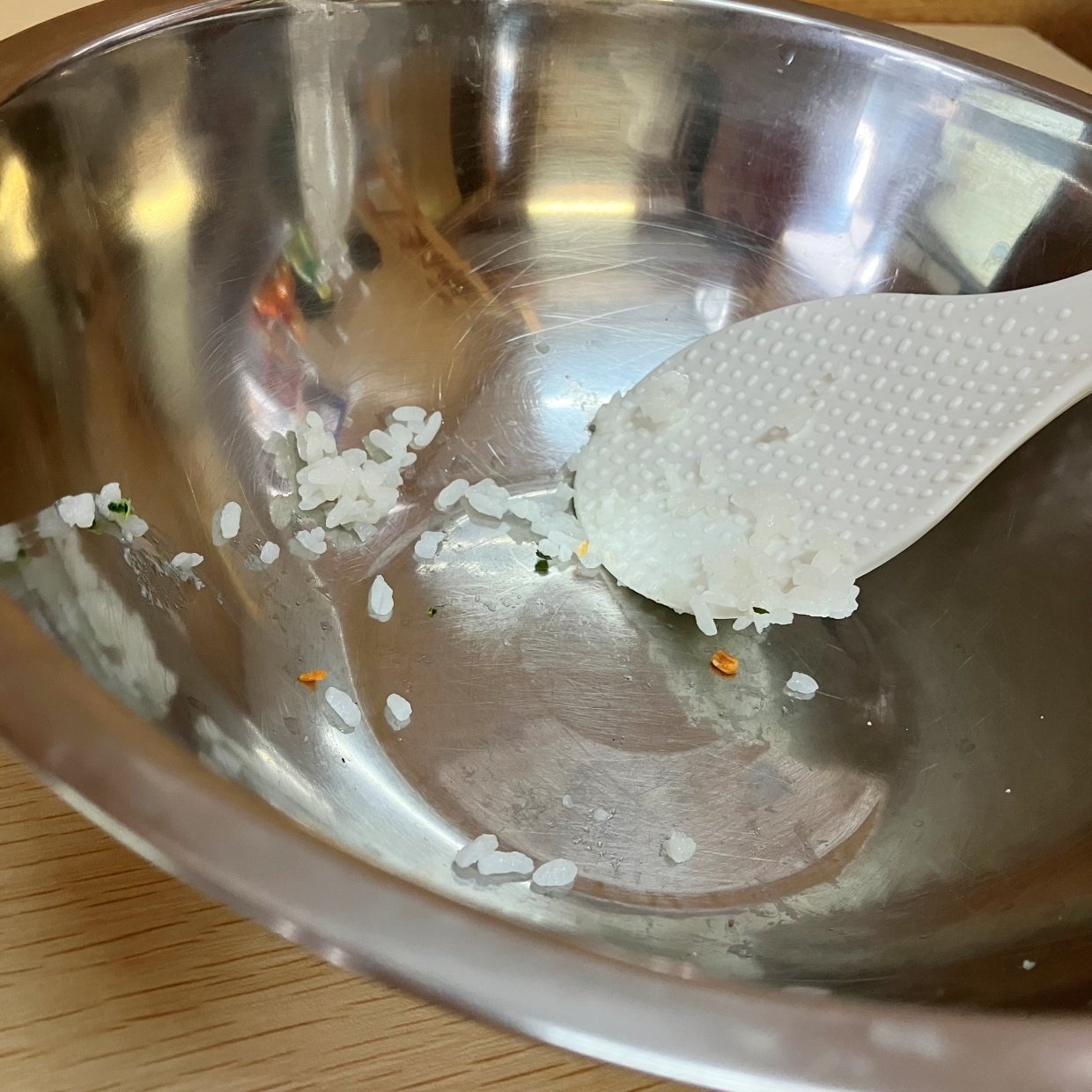  “ボウルに米粒がこびりつく問題”を解決！混ぜごはん作りがラクになる裏ワザ「水は不要」「時短になる」 