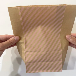 シンプルな「紙袋」を折って結ぶだけで…？「可愛いハンドバッグ風に変身」「誕生日やイベントにも使える」