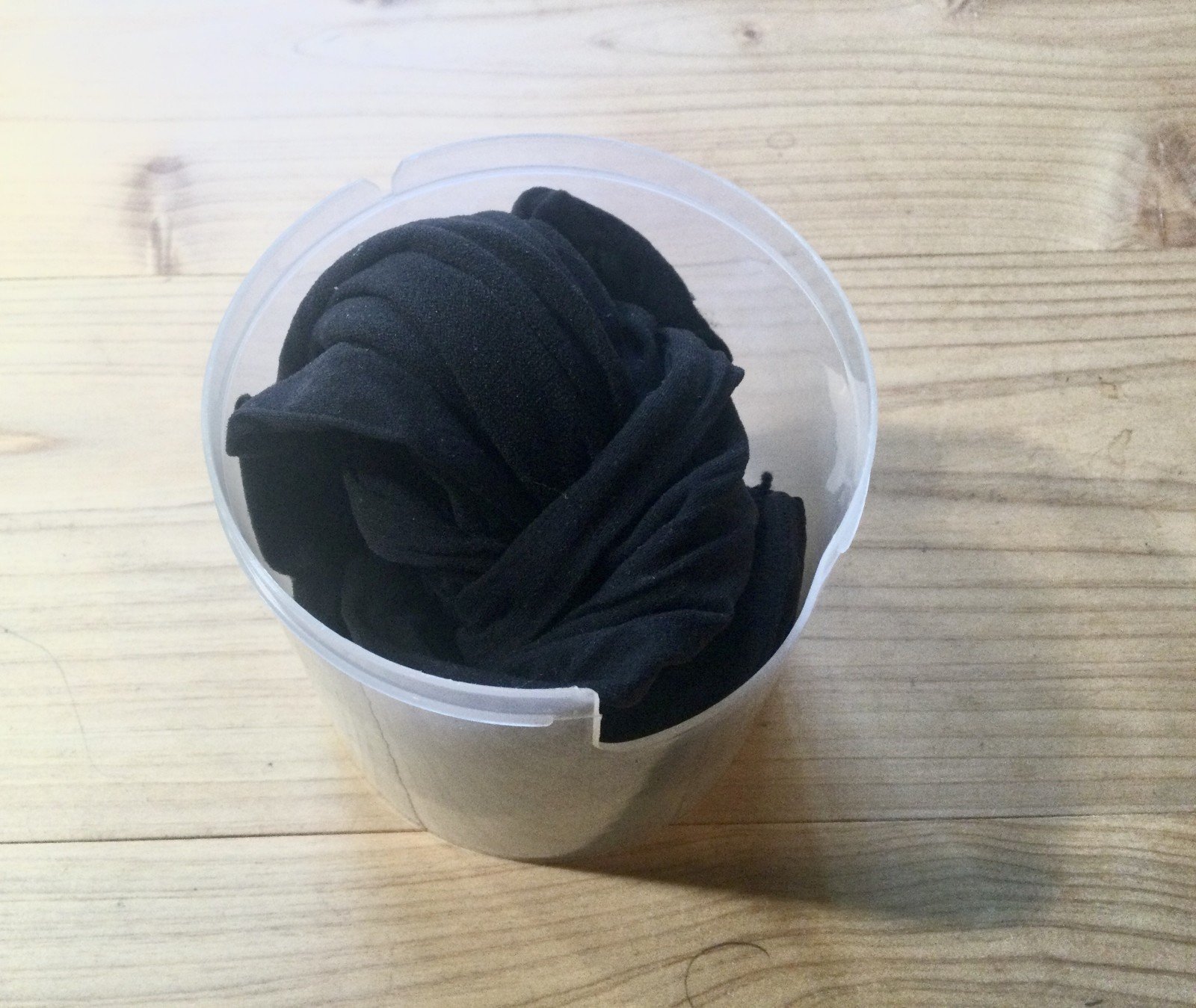 引き出しの中で絡まりやすい「ストッキング」入れとして活用